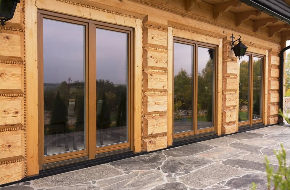 Bodentiefe Holzfenster und Balkontüren mit Holzhaus