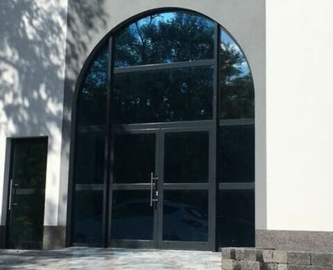 Bogenfenster mit Türen im Eingang