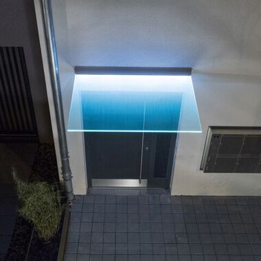 Haus mit Vordach und LED aus Glas