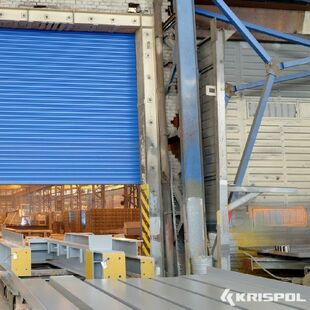 Industrie-Rolltor von Krispol in Blau in einer Fabrik
