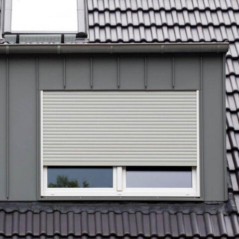 Gaubenfenster mit Rollladen