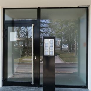 Aluminium Eingangstür mit Glas und Oberlicht als Seitenteil