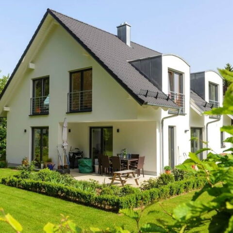 Haus mit bodentiefe Fenster Geländer