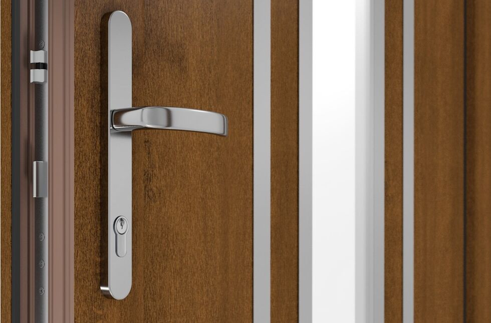 Haustür mit automatischer Verriegelung und Türdrücker in Silber