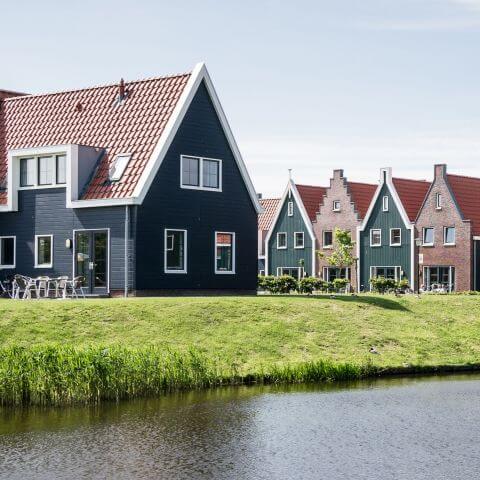 Haus mit Aluplast Blockprofil NL mit weißem Rahmen und grünem Flügel