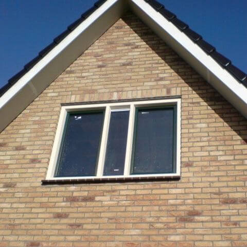 Klinker-Fassade mit Aluplast Blockprofil NL mit weißem Rahmen und grünem Flügel
