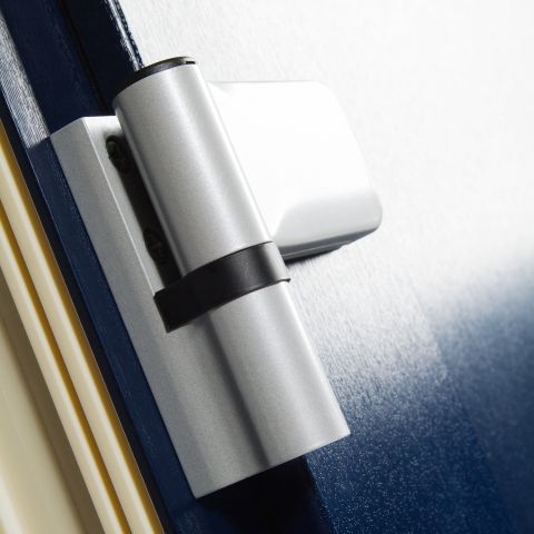 Haustürband von Dr. Hahn mit 2 Dimensionen in Silber mit einer blauen Tür