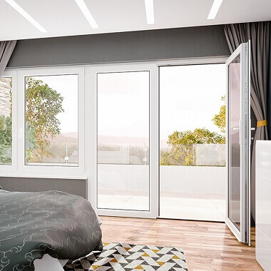 Kunststoff-Balkontür im Schlafzimmer in Weiß