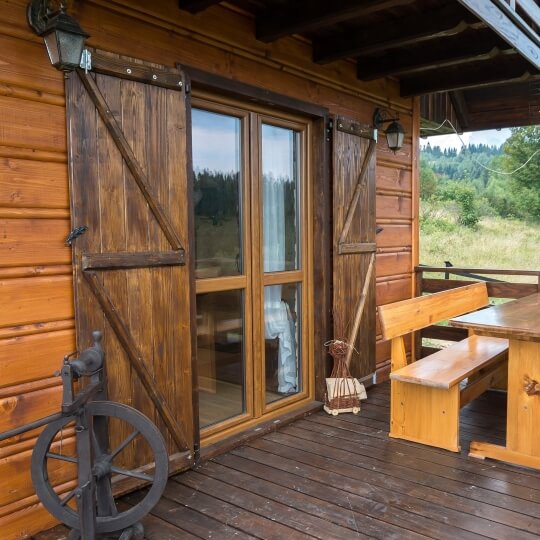Balkontür in Golden Oak mit Fensterladen in Holz