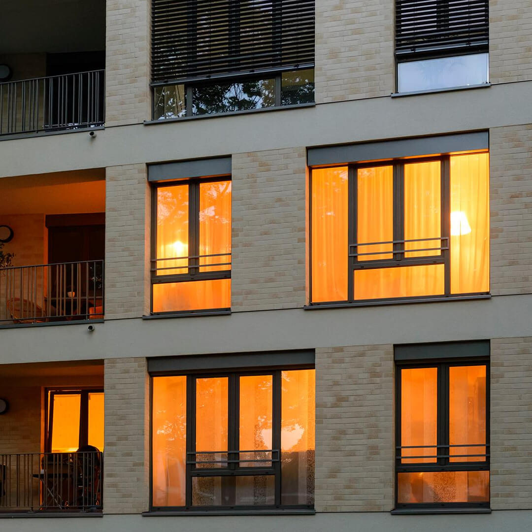 Mehrfamilienhaus bodentiefe Fenster Licht