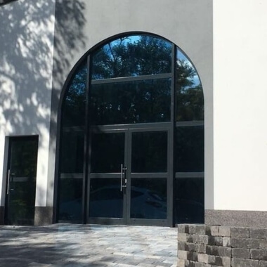 Bogenfenster mit Türen-Eingang