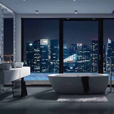Badezimmer mit Schiebetür und Panoramaausblick