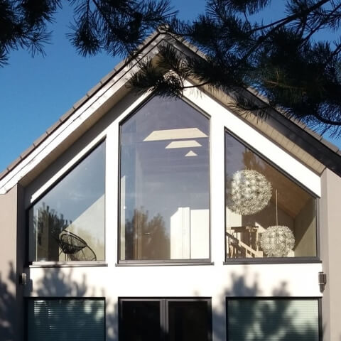 Giebelfenster mit Spitzbogen und Trapez in Festverglasung
