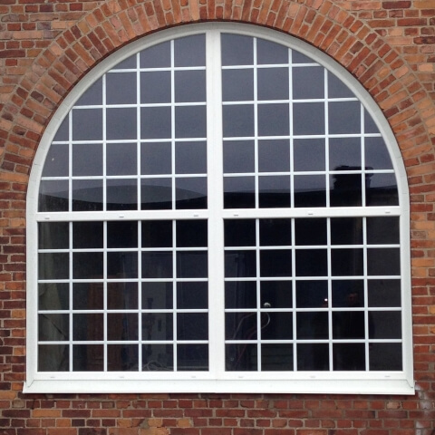 Rundbogenfenster breit mit Sprossen in Weiß