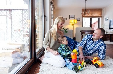 Schallschutzfenster mit entspannter und fröhlicher Familie