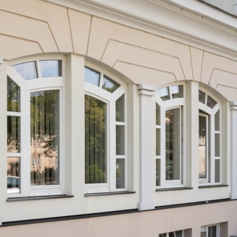 Sprossenfenster mit Sprossen in Strahlen-Form in Weiß