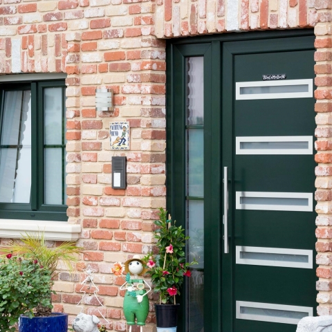 Haustüren mit Seitenteilen in Moosgrün