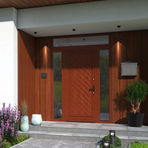 Holz-Haustür mit Seitenteilen und Oberlicht im Eingang
