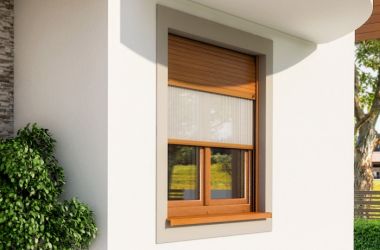Fenster mit Aufsatzrollladen und Insektenschutz in Golden Oak