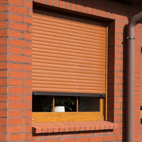 Fenster mit Aufsatzrollladen in Braun