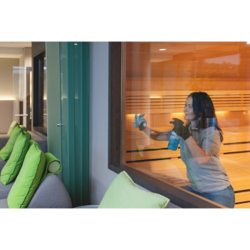 Preview: Würth Glasreiniger - 1000 ml Flasche Anwendung an Fensterscheibe