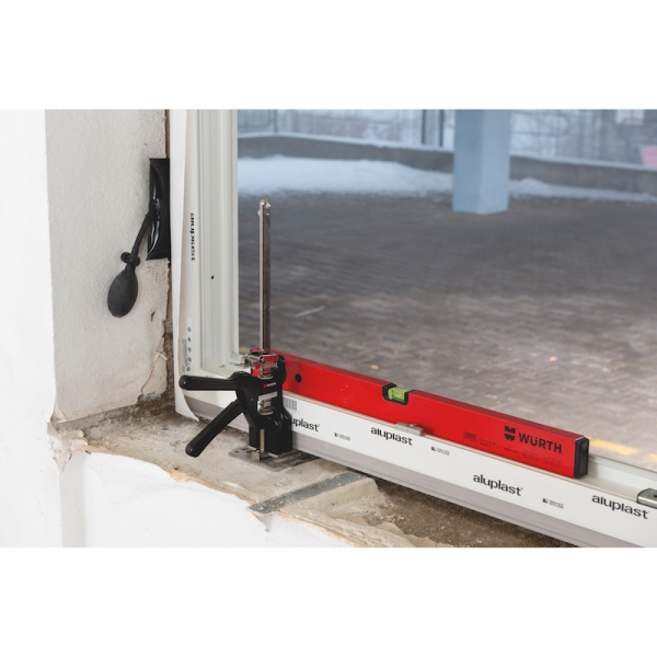 Würth Einhandzwinge von Viking Arm montiert am Fenster