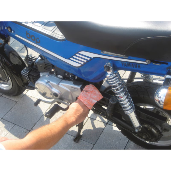 Würth Universal-Reinigungstuch Einsatz an Motorrad