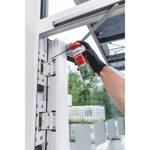 Würth Wartungsöl Multi Plus 400 ml Dose Anwendung am Türrahmen